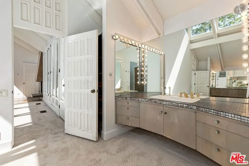 1005 Schuyler Road Beverly Hills, CA 90210