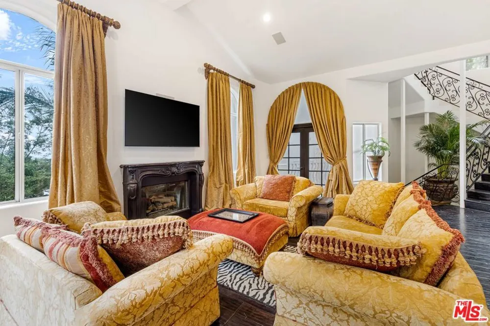 3030 Passmore Drive Los Angeles, CA 90068
