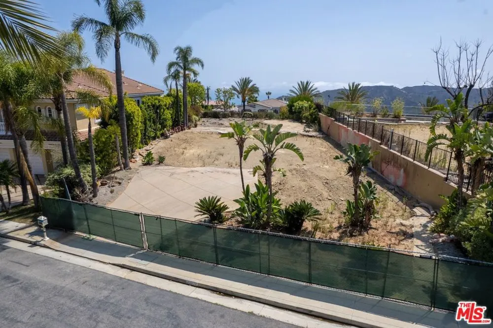 16814 Calle Bellevista Los Angeles, CA 90272