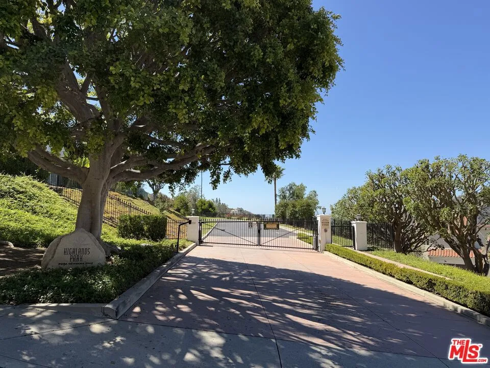 16814 Calle Bellevista Los Angeles, CA 90272