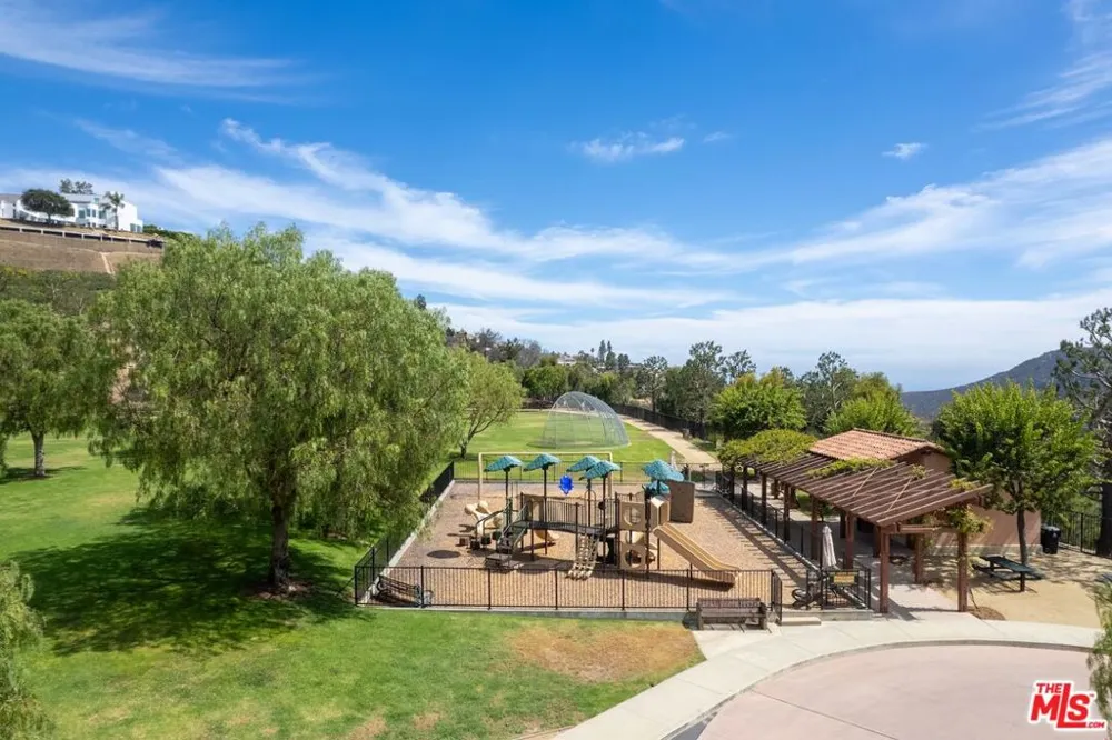 16814 Calle Bellevista Los Angeles, CA 90272