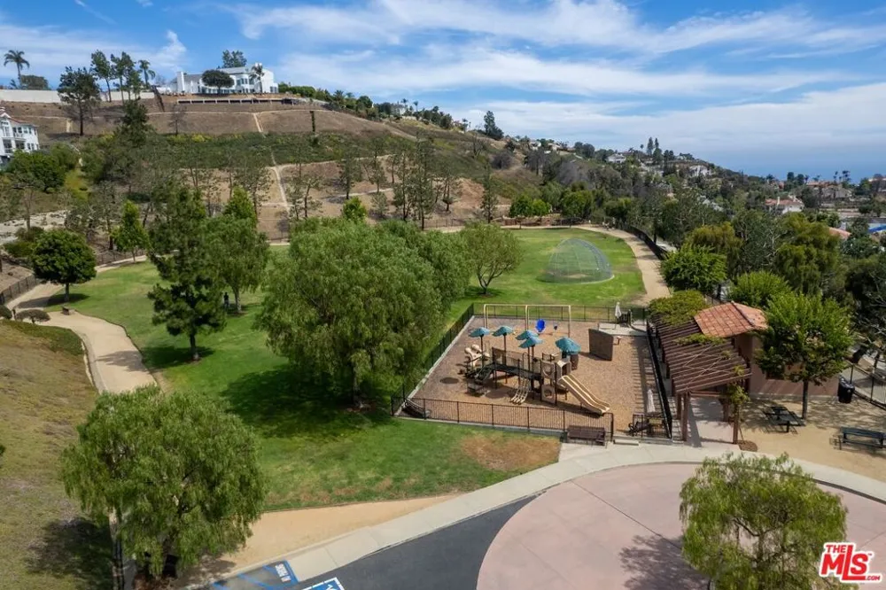 16814 Calle Bellevista Los Angeles, CA 90272