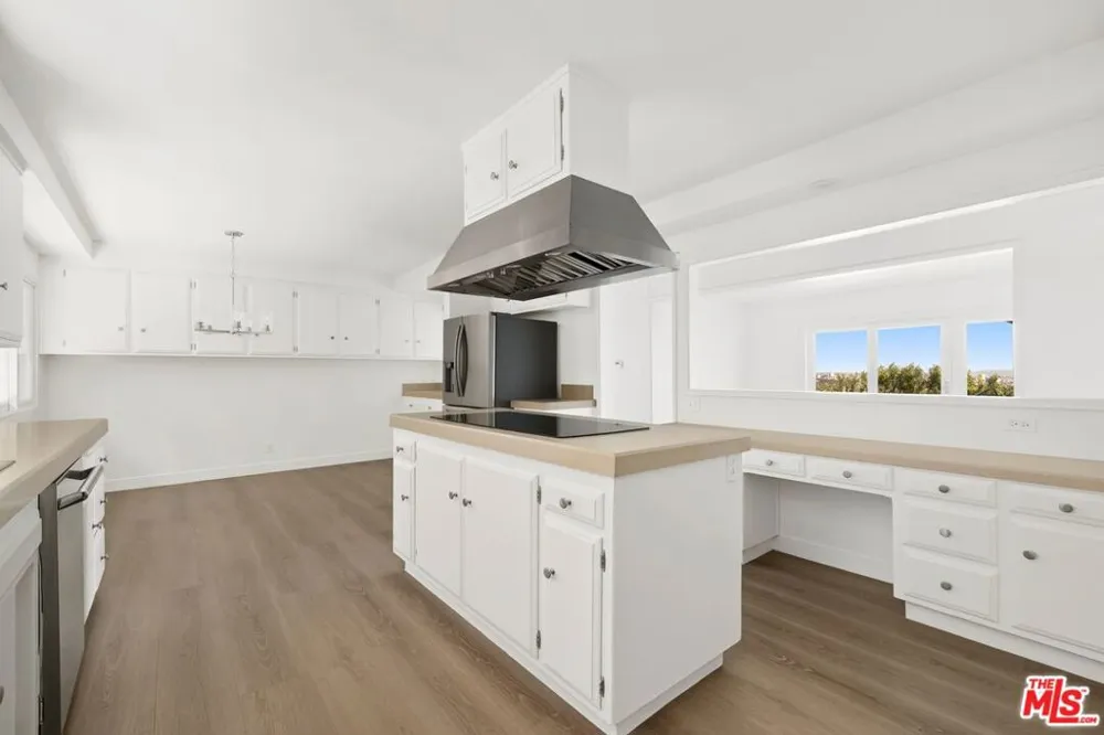 1680 Alta Mura Road Pacific Palisades, CA 90272