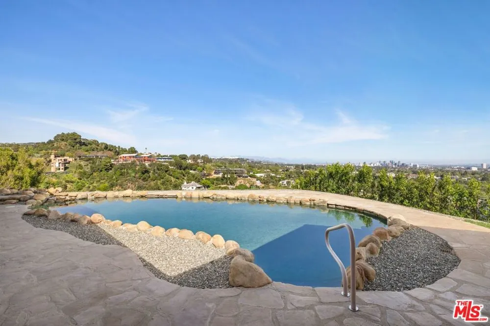 1680 Alta Mura Road Pacific Palisades, CA 90272