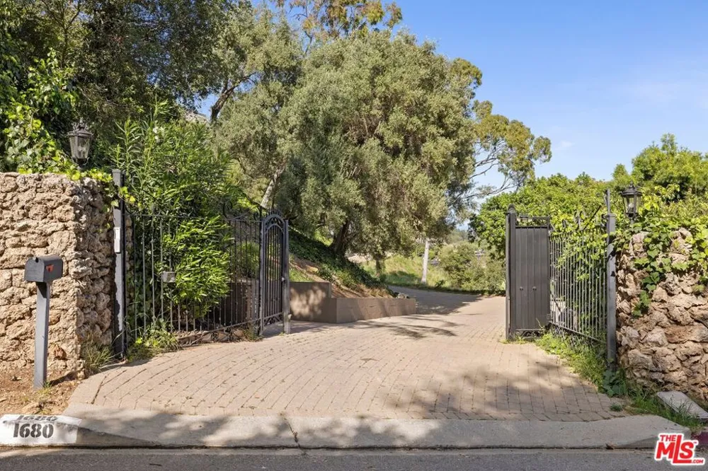 1680 Alta Mura Road Pacific Palisades, CA 90272