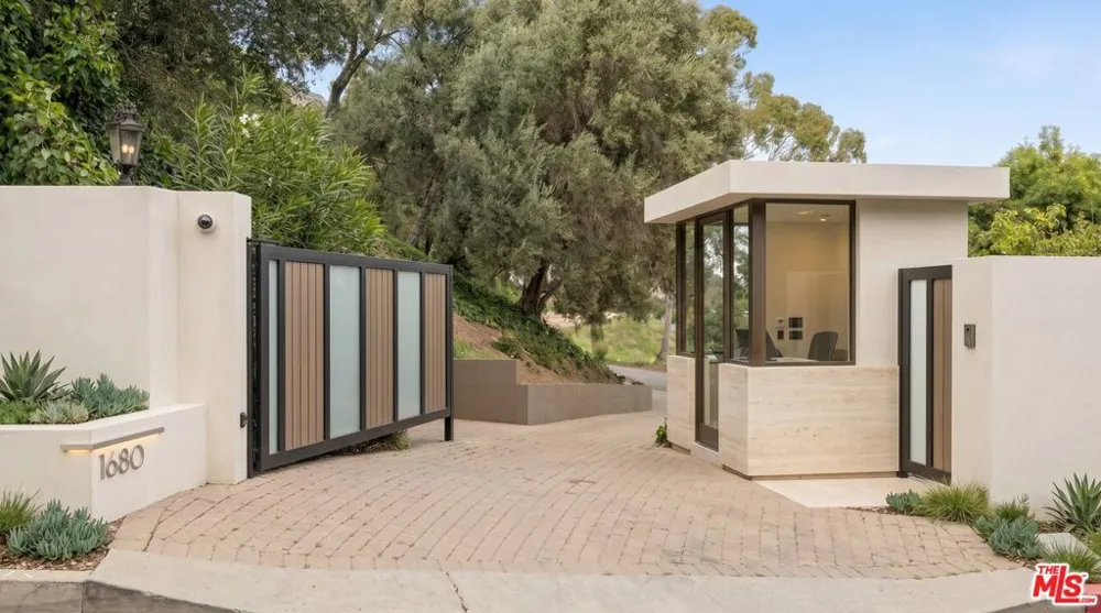 1680 Alta Mura Road Pacific Palisades, CA 90272