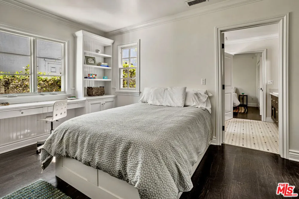 4537 Agnes Avenue Valley Village, CA 91607