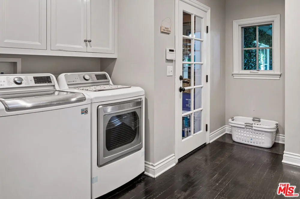 4537 Agnes Avenue Valley Village, CA 91607