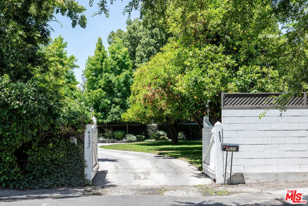 4537 Agnes Avenue Valley Village, CA 91607