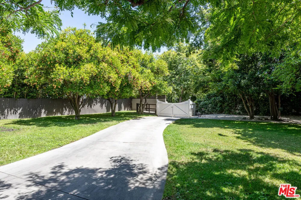 4537 Agnes Avenue Valley Village, CA 91607