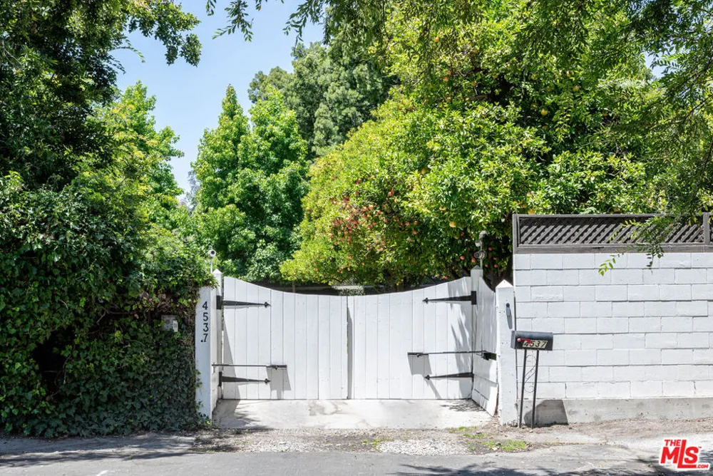 4537 Agnes Avenue Valley Village, CA 91607