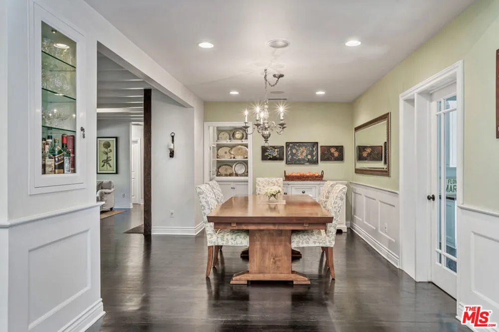 4537 Agnes Avenue Valley Village, CA 91607