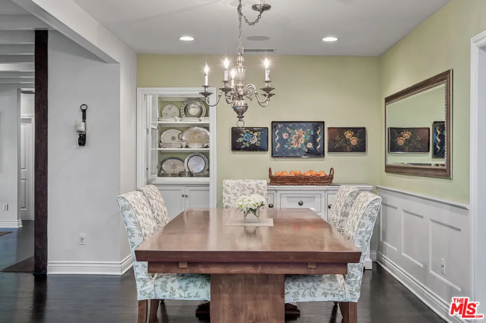 4537 Agnes Avenue Valley Village, CA 91607