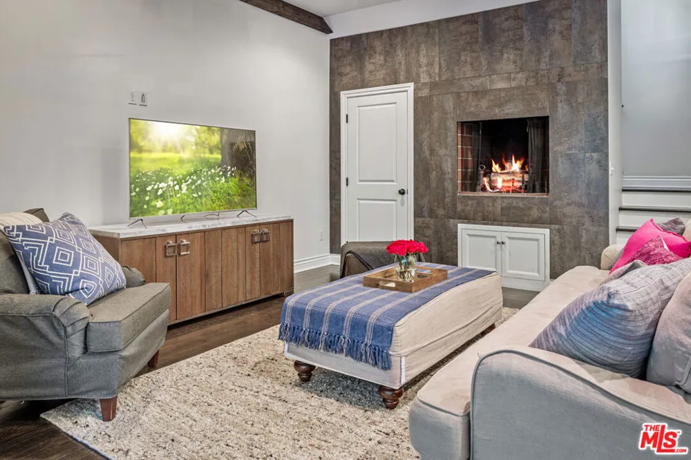 4537 Agnes Avenue Valley Village, CA 91607