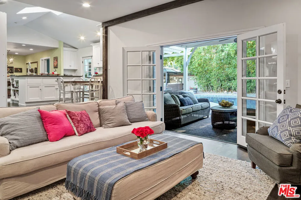 4537 Agnes Avenue Valley Village, CA 91607