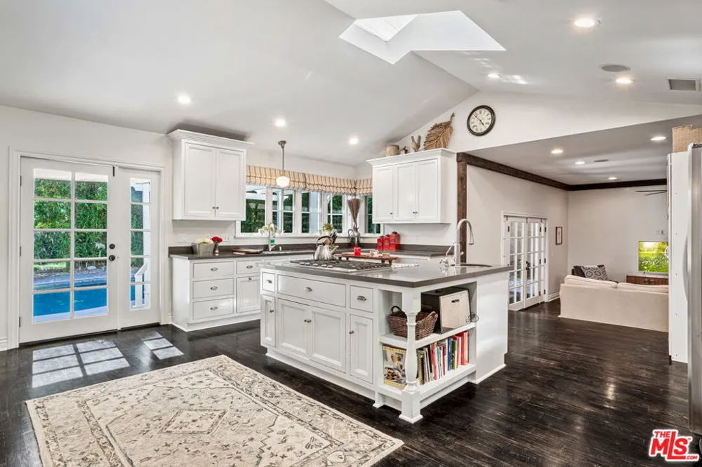 4537 Agnes Avenue Valley Village, CA 91607