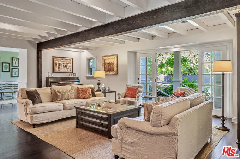 4537 Agnes Avenue Valley Village, CA 91607