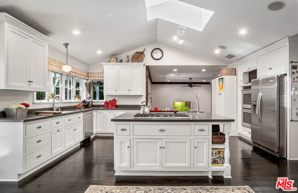 4537 Agnes Avenue Valley Village, CA 91607
