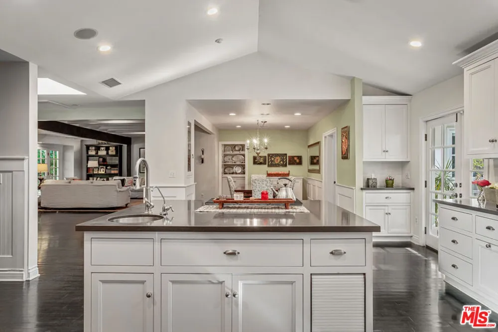 4537 Agnes Avenue Valley Village, CA 91607