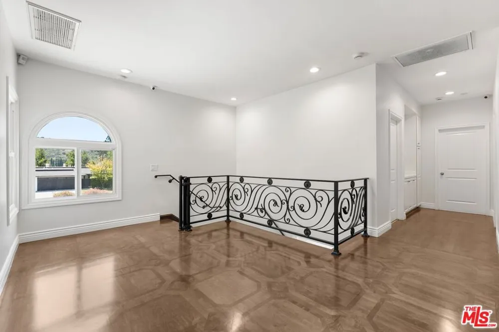 22405 Calipatria Drive Calabasas, CA 91302