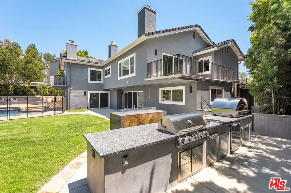 22405 Calipatria Drive Calabasas, CA 91302