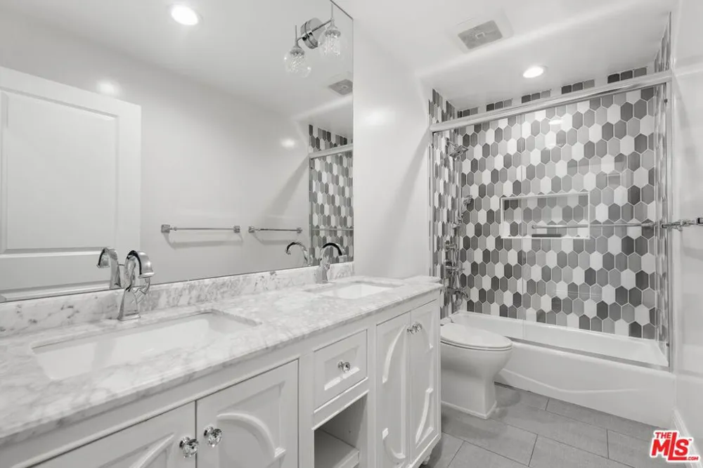 22405 Calipatria Drive Calabasas, CA 91302
