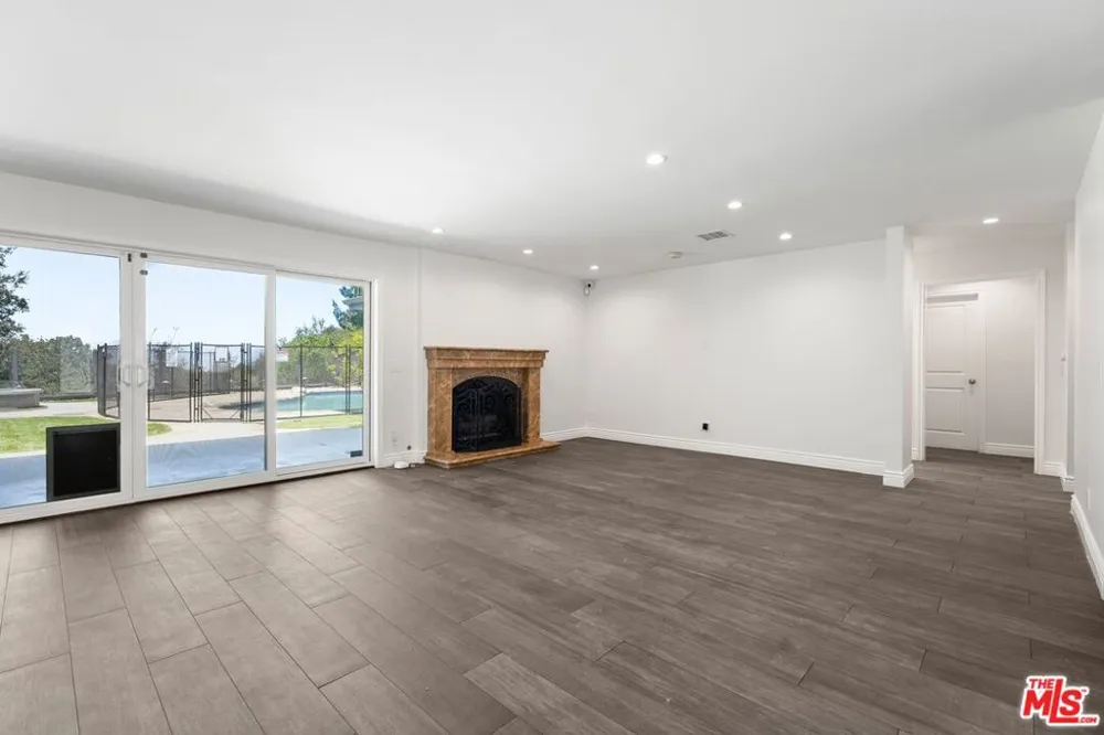 22405 Calipatria Drive Calabasas, CA 91302