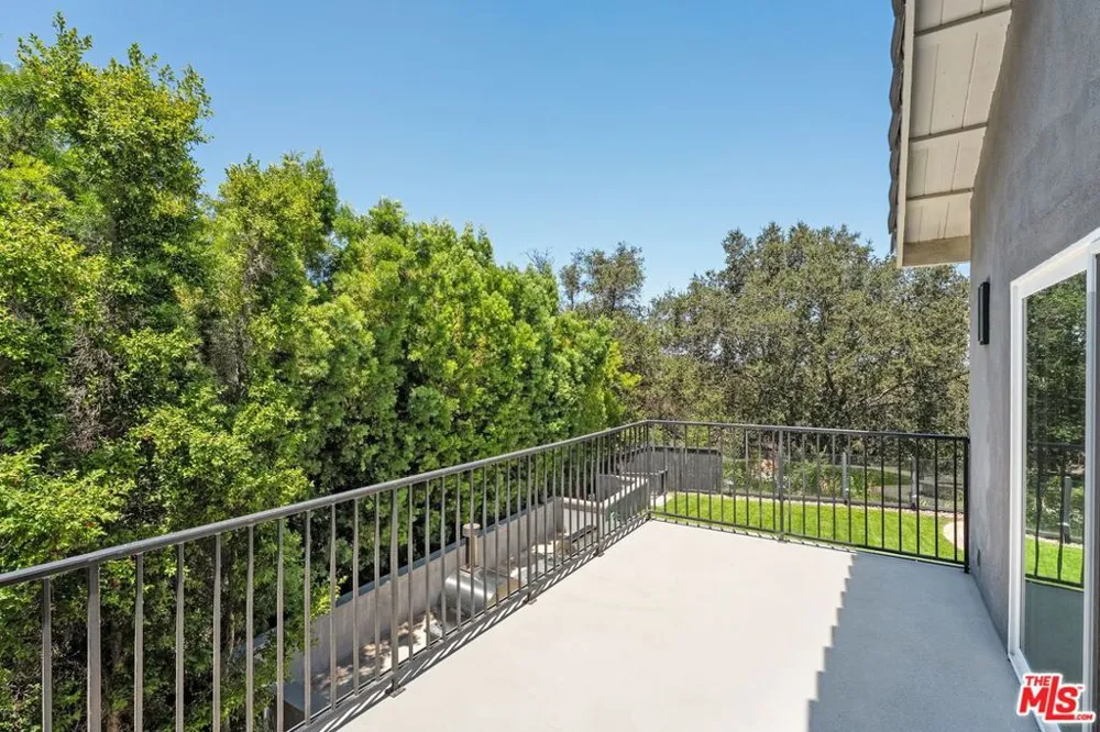 22405 Calipatria Drive Calabasas, CA 91302