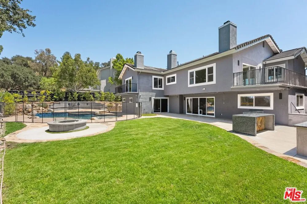 22405 Calipatria Drive Calabasas, CA 91302