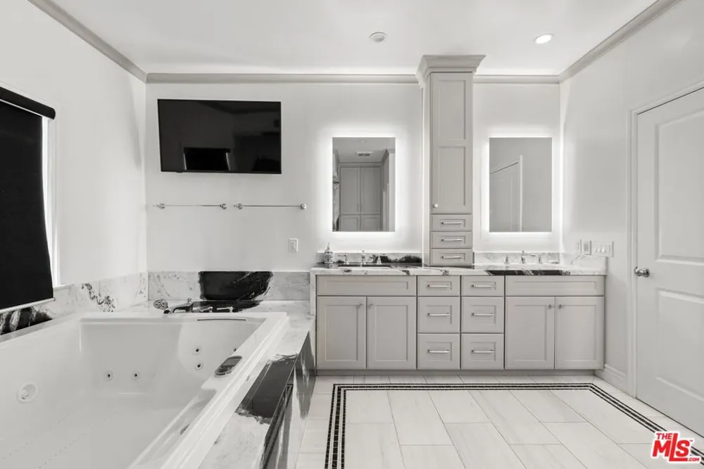22405 Calipatria Drive Calabasas, CA 91302
