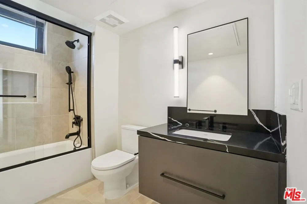 1110 S Spaulding Avenue #303 Los Angeles, CA 90019