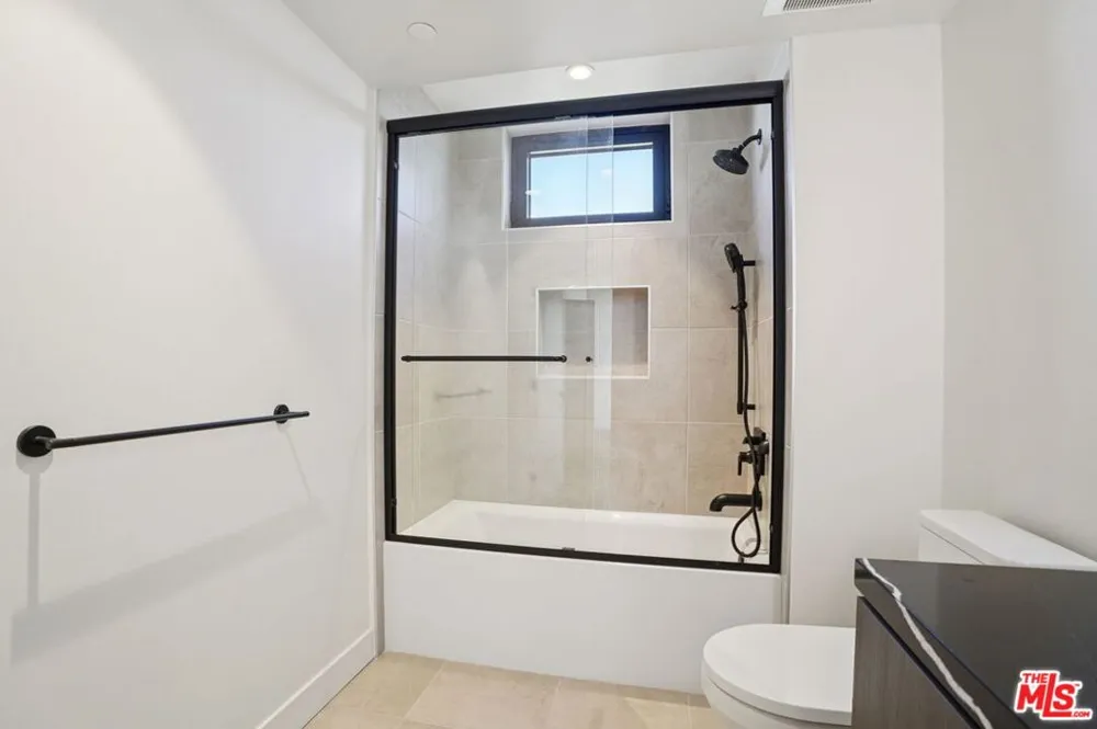 1110 S Spaulding Avenue #303 Los Angeles, CA 90019
