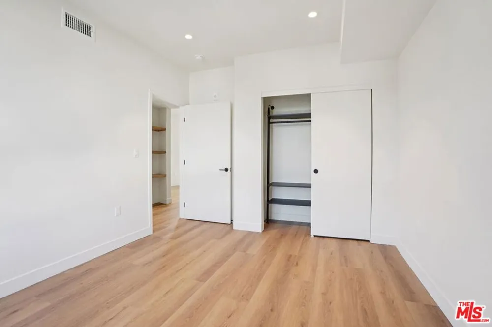 1110 S Spaulding Avenue #303 Los Angeles, CA 90019