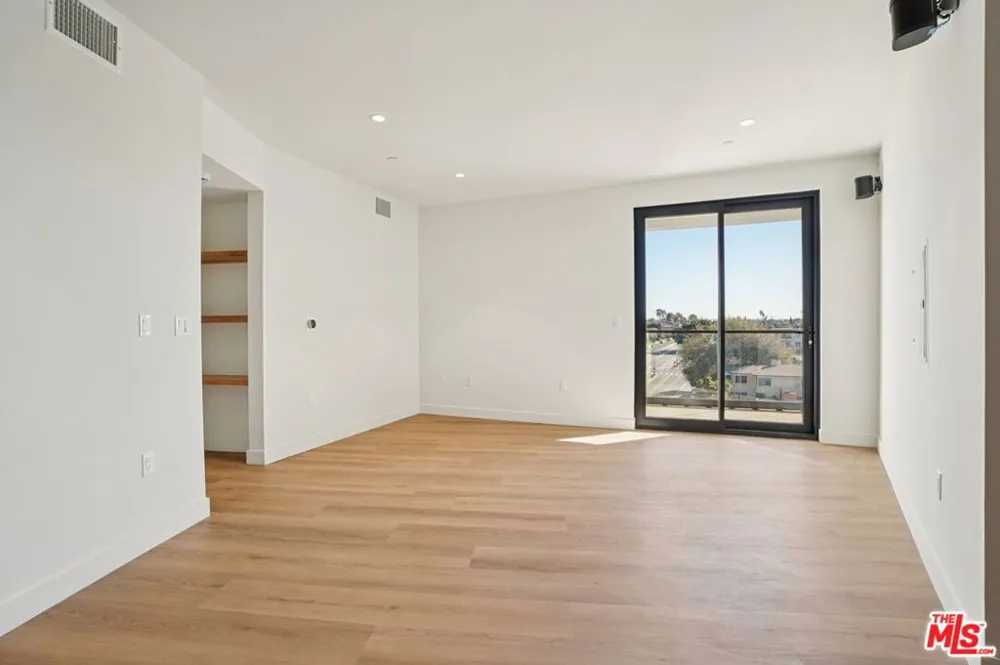 1110 S Spaulding Avenue #303 Los Angeles, CA 90019