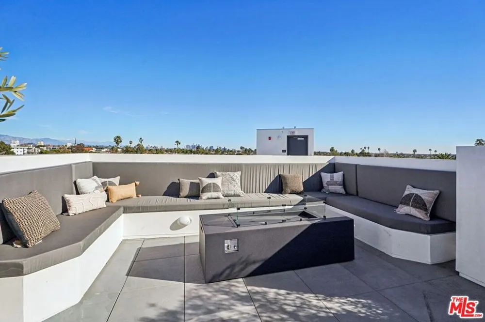 1110 S Spaulding Avenue #303 Los Angeles, CA 90019