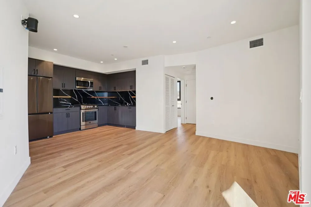 1110 S Spaulding Avenue #303 Los Angeles, CA 90019