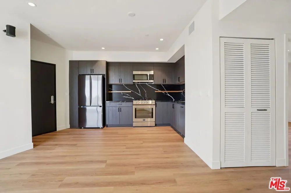 1110 S Spaulding Avenue #303 Los Angeles, CA 90019