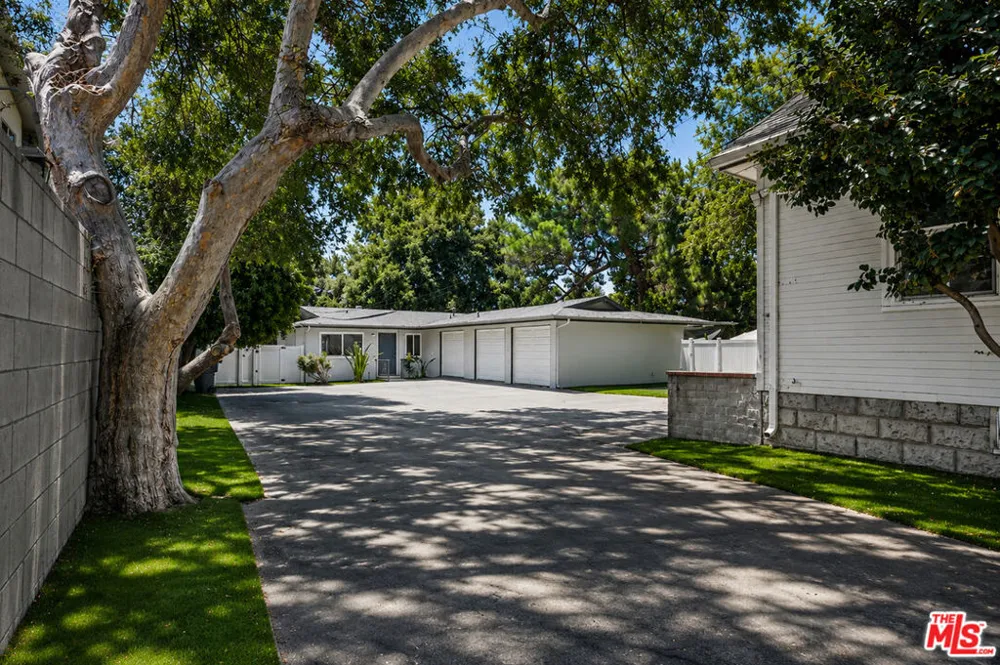 1832 Summit Avenue Pasadena, CA 91103