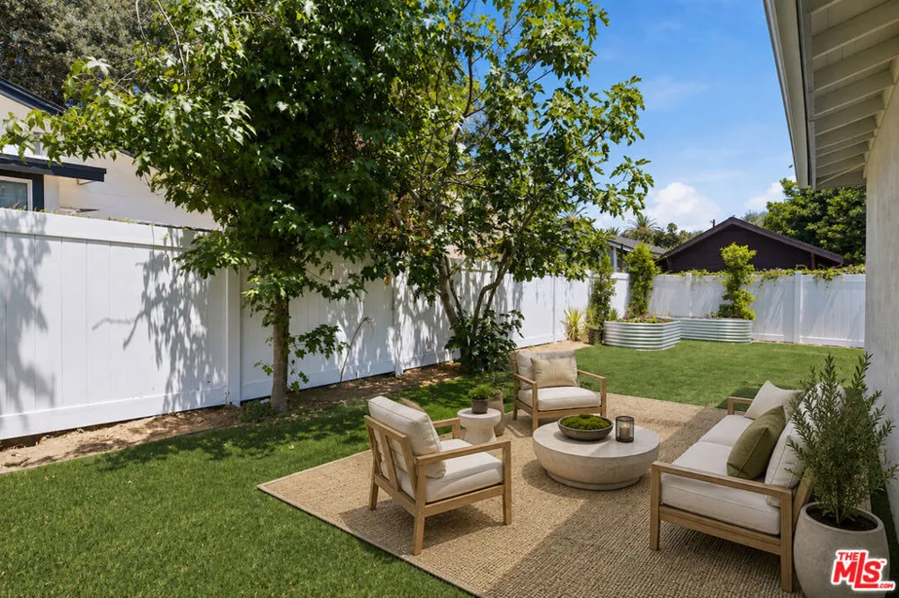 1832 Summit Avenue Pasadena, CA 91103