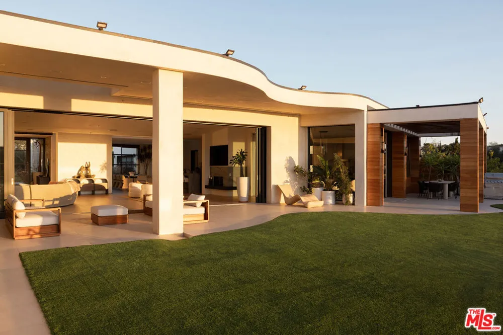 455 Castle Place Beverly Hills, CA 90210