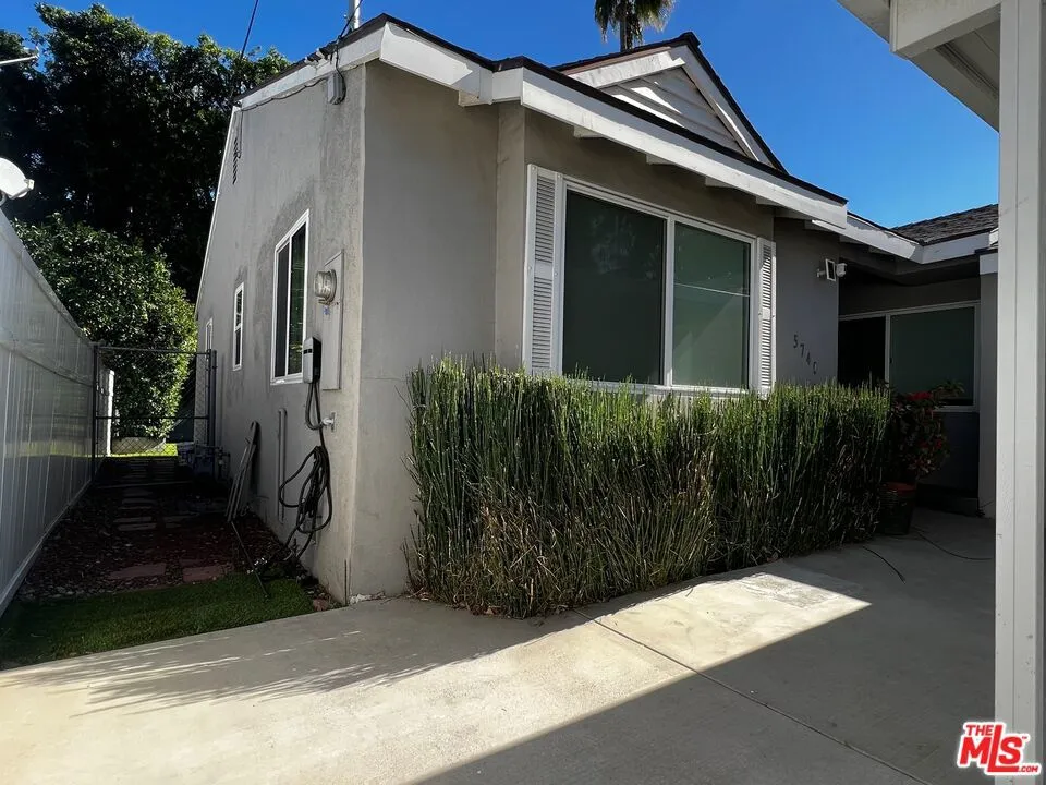 5740 Vantage Avenue Valley Village, CA 91607