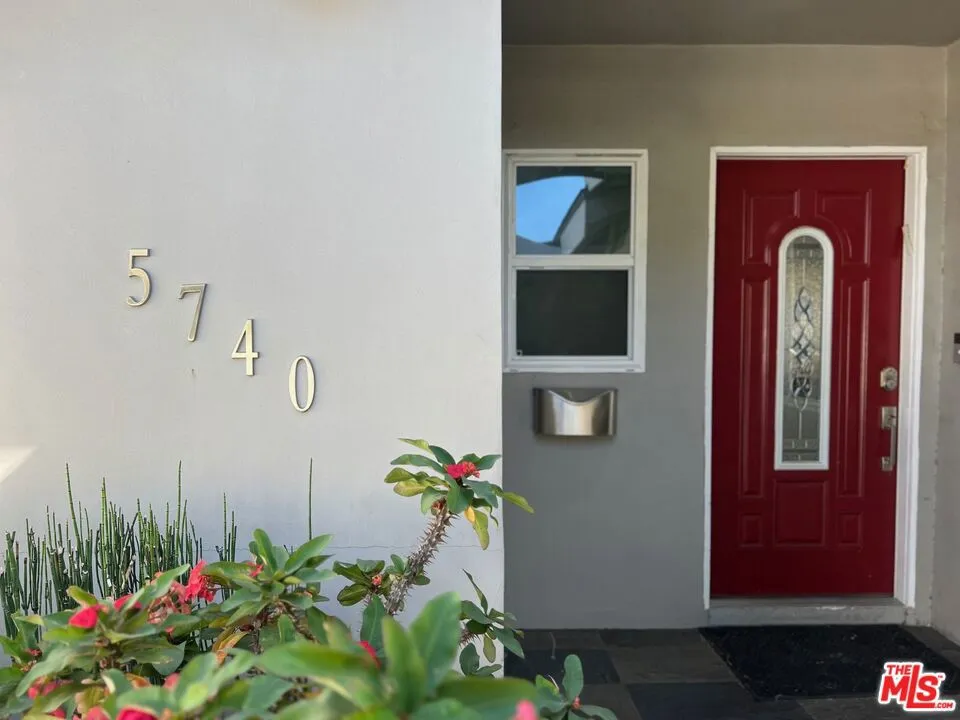 5740 Vantage Avenue Valley Village, CA 91607