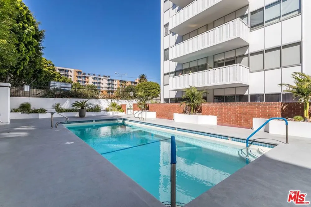 7135 Hollywood Boulevard #606 Los Angeles, CA 90046