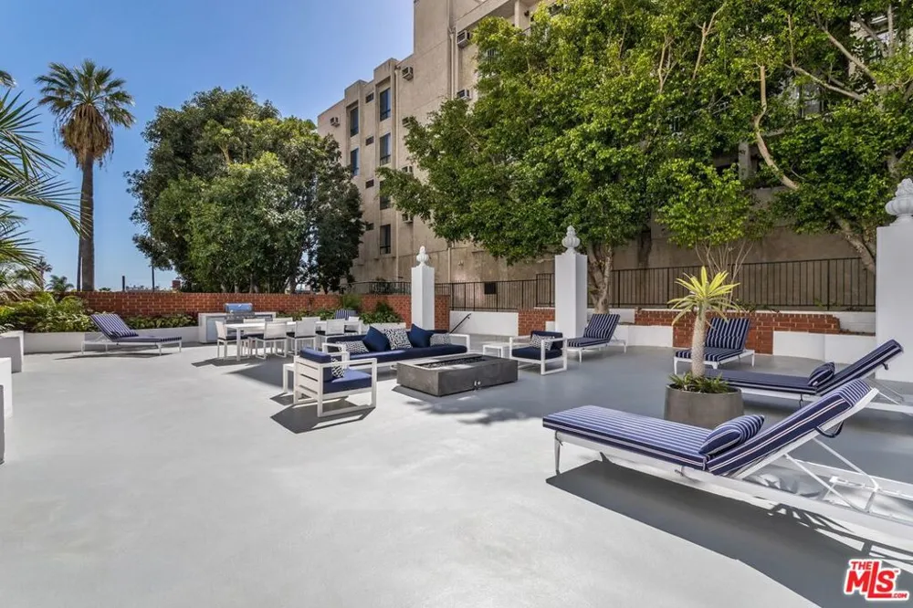 7135 Hollywood Boulevard #606 Los Angeles, CA 90046