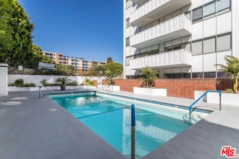 7135 Hollywood Boulevard #606 Los Angeles, CA 90046