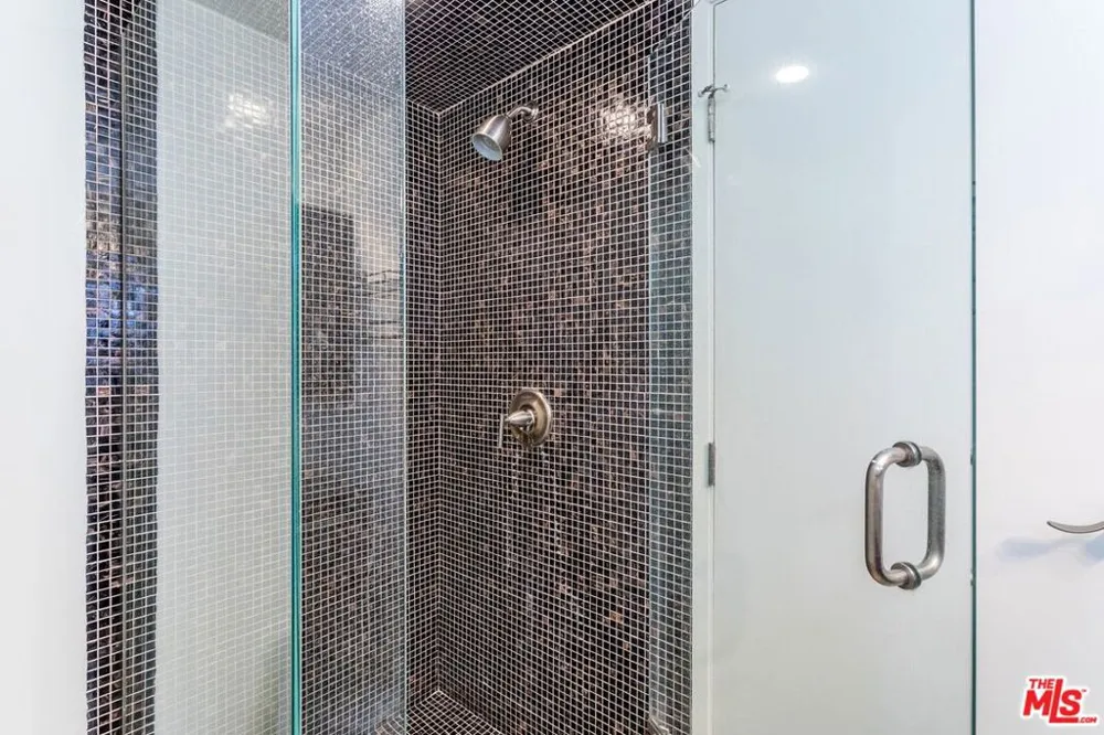 7135 Hollywood Boulevard #606 Los Angeles, CA 90046
