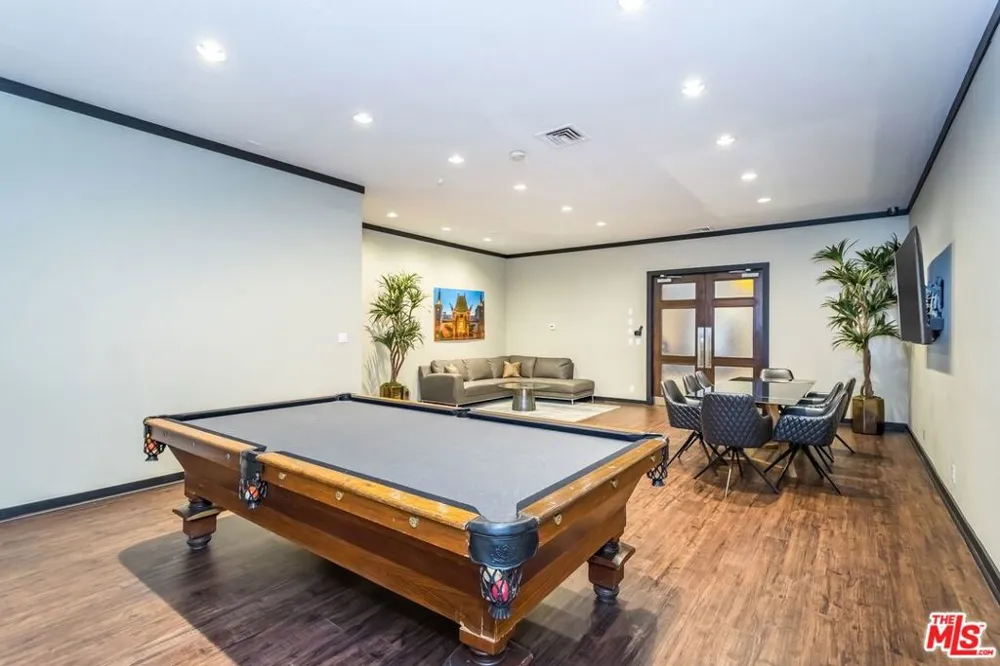 7135 Hollywood Boulevard #606 Los Angeles, CA 90046