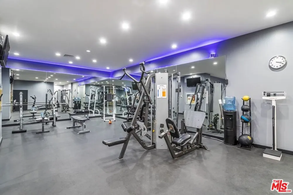 7135 Hollywood Boulevard #606 Los Angeles, CA 90046
