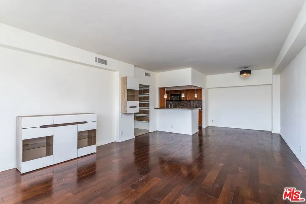 7135 Hollywood Boulevard #606 Los Angeles, CA 90046