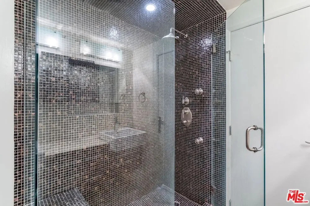 7135 Hollywood Boulevard #606 Los Angeles, CA 90046